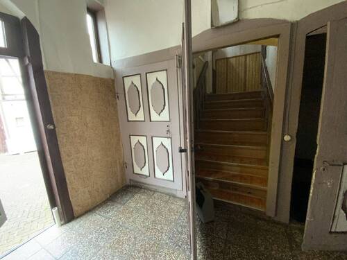 Rechts: Kellertreppe, Mitte: Treppe zum Obergeschoss, links: Durchgang zum Gastraum - 