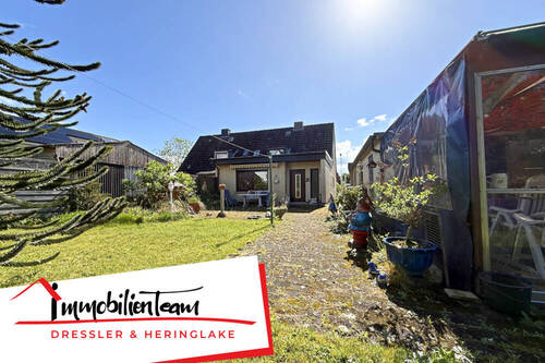 Rückansicht mit Garten - Platz für die ganze Familie 