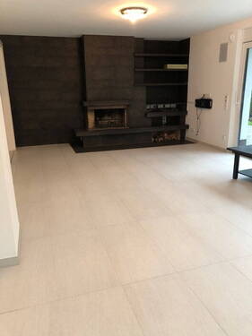 Wohnzimmer mit offenem Kamin - 
