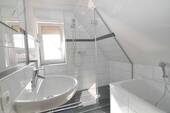 Bad mit Wanne und Dusche - 