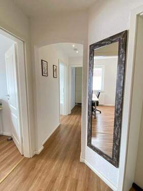 Flur - Blick in die Küche - 3 Zimmer Etagenwohnung in Bremen