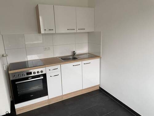 Küche - Renovierte und geräumige 1-Zimmer-Wohnung mit Einbauküche im Stadtteil Rennweg - Sulzbacher Straße