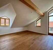 Moderne Dachgeschosswohnung auf Neubau-Niveau, frisch saniert, ruhig, sonnig im Herzen von Miesbach