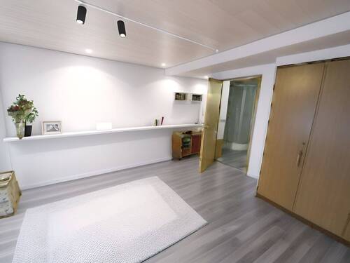 Vielseitiges Zimmer mit direktem Anschluss zum Bad - 