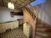 Treppenaufgang mit weitem Flur - 