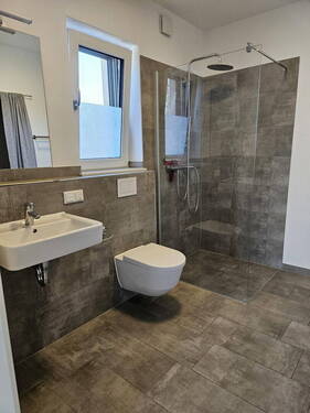 Badezimmer mit RegenduscheAb - Etagenwohnung mit 56,90 m&sup2; in Hofgeismar zur Miete