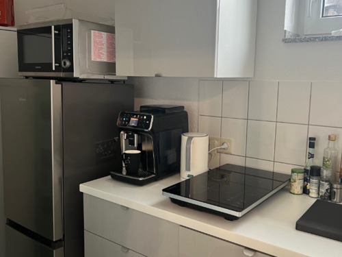 Moderne Küche mit Induktion, Kühlschrank, Microwelle und Spülmas - Büro in Meerbusch