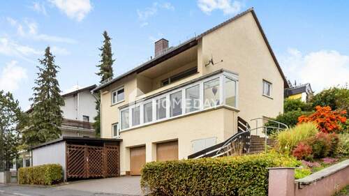 Außenansicht 1 - Familienidylle im Grünen - vielseitiges Zweifamilienhaus mit Ausbaureserve