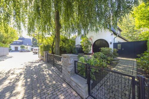 Hauszuwegung - 6 Zimmer Einfamilienhaus in Meerbusch