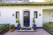 Hauseingang - Einfamilienhaus mit 210,00 m&sup2; in Meerbusch zum Kaufen
