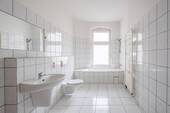 Tagesbelichtetes Bad mit Duschwanne - 