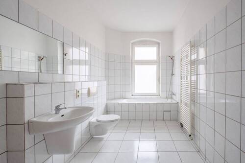 Tagesbelichtetes Bad mit Duschwanne - 