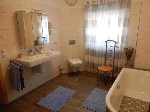 Bad mit Wanne - 