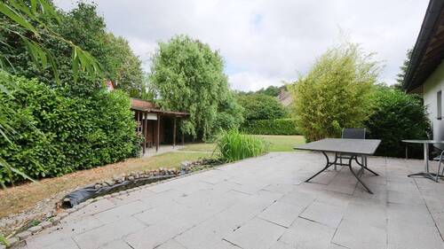 Blick von der Terrasse in den Garten - 