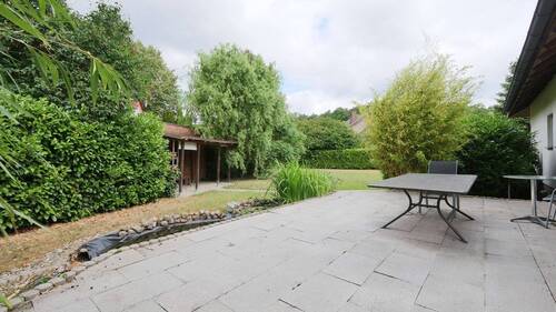 Blick von der Terrasse in den Garten - 