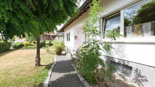 Seitenblick zum Hauseingang - 