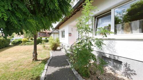 Seitenblick zum Hauseingang - 