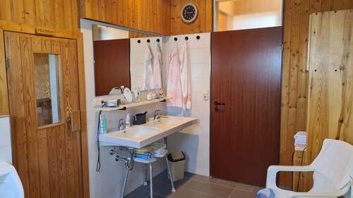 Bad im EG mit Saunazugang - 