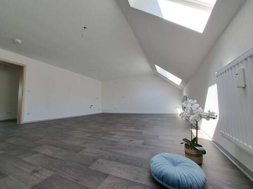 Wohnzimmer mit Blick zur offenen Küche - 3 Zimmer Etagenwohnung in Jahnsdorf/Erzgeb.