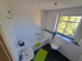 geräumiges, helles Tageslichtbad - 