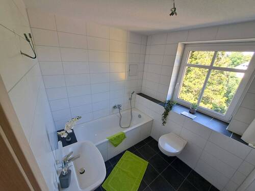 geräumiges, helles Tageslichtbad - 