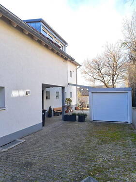 Eingang und Garage - 