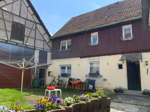 Blick auf das Ensemble - Einfamilienhaus nebst großer Scheune in Bischleben.