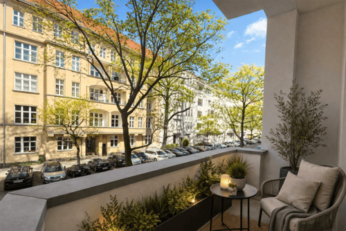 Straßenseitiger Balkon - 8 Zimmer Etagenwohnung in Berlin