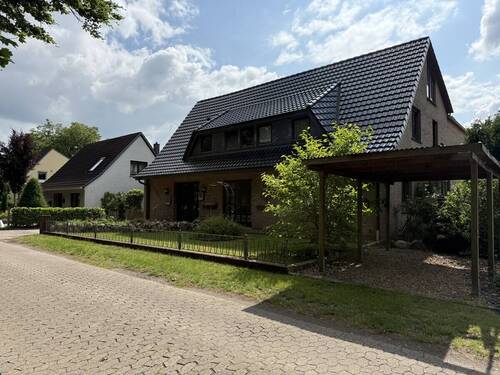 Außenansicht - Großzügige Wohnung mit Hauscharakter im Grünen!
