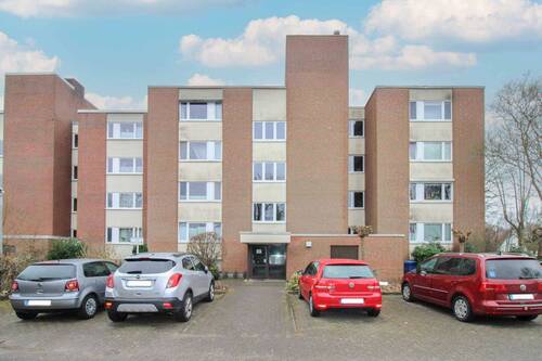 Hauseingang mit Parkplatz - 
