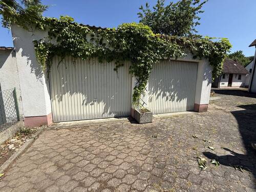 Doppelgarage mit angeschlossener Werkstatt - 9 Zimmer Einfamilienhaus in Kaisheim