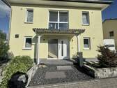 Eingang - Modernes, neuw. Wohnhaus in Niederkassel - Doppelgarage und schönem Garten - geringe Heizkosten!
