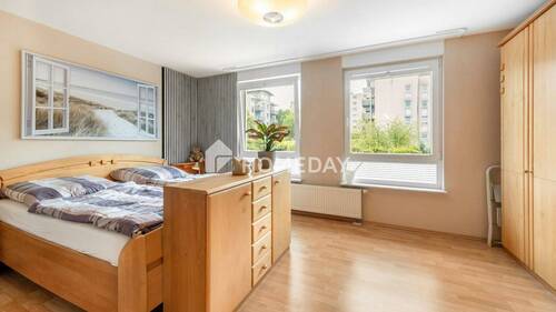 1. OG Schlafzimmer 1 - 