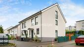 Außenansicht 1 - Stilvolle Doppelhaushälfte mit gehobener Ausstattung, Gartenidylle und Erbbaurecht