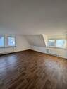 Wohnzimmer - NETTE NACHMIETER GESUCHT - Tolle 3-Zimmer Wohnung im Dachgeschoss mit hellem Wannenbad!