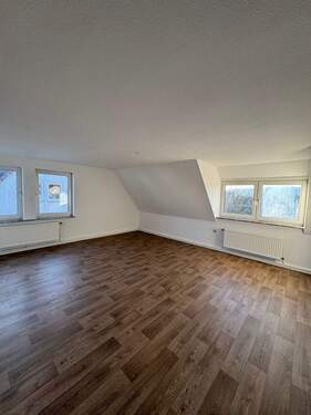Wohnzimmer - NETTE NACHMIETER GESUCHT - Tolle 3-Zimmer Wohnung im Dachgeschoss mit hellem Wannenbad!