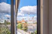 Blick aus der Wohnung - What a view - 4-Zimmer-Wohnung mit viel Potenzial im historischen Stadtkern Berlins