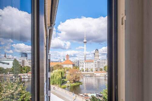 Blick aus der Wohnung - What a view - 4-Zimmer-Wohnung mit viel Potenzial im historischen Stadtkern Berlins