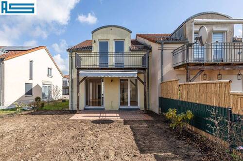 Rückansicht mit Garten und Terrasse - 4 Zimmer Doppelhaushälfte in Hönow-Hoppegarten
