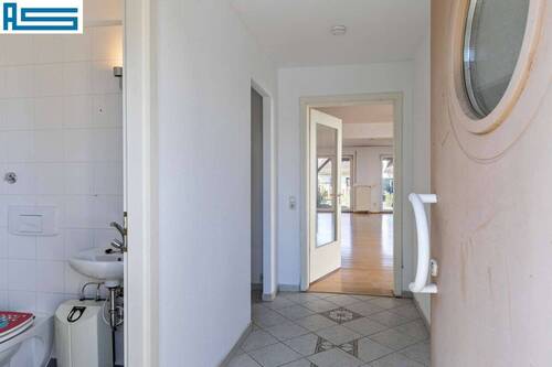 Eingangsbereich mit Gäste-WC und Kammer - 