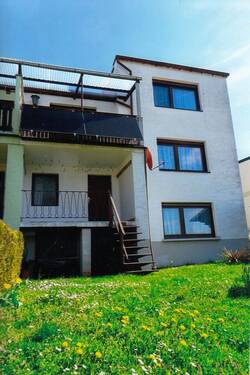 Hausansicht von hinten - 8 Zimmer Doppelhaushälfte zum Kaufen in Themar
