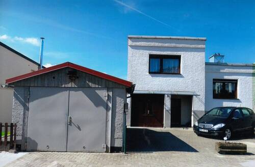Hausansicht mit Hof und Garage - Doppelhaushälfte mit 129,00 m&sup2; in Themar zum Kaufen