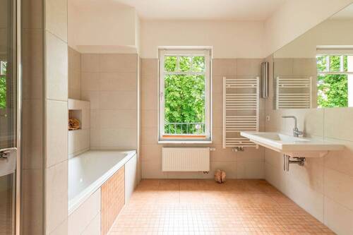 Tageslichtbad mit Wanne - 