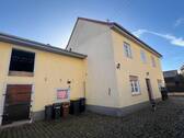 Hausansicht mit Nebengebäude - 