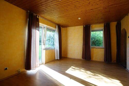 Wohnzimmer mit Terrassezugang - 3 Zimmer Reihenendhaus zum Kaufen in Reutlingen