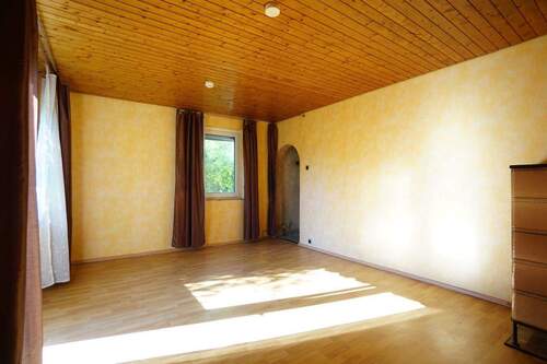 Wohnzimmer mit Laminatboden - 3 Zimmer Reihenendhaus in Reutlingen