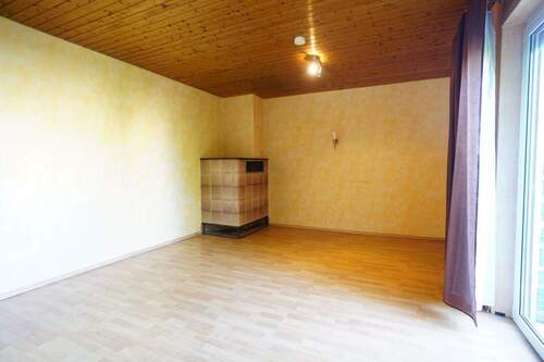 Wohnzimmer mit Laminatboden - Reihenendhaus mit 74,00 m&sup2; in Reutlingen zum Kaufen