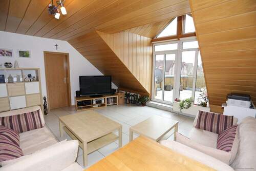 Wohnbereich mit Ausgang auf die Dachterrasse - 4 Zimmer Etagenwohnung in Gifhorn