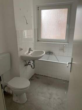 Tageslichtbad mit Badewanne und weißem Fliesenspiegel - Etagenwohnung mit 55,70 m&sup2; in Lampertheim zur Miete