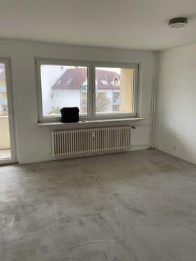 Wohnzimmer mit Zugang zum Balkon - 